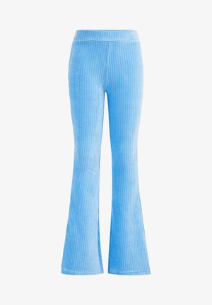 Pantalon en tissu côtelé bleu clair avec une taille ajustée et des jambes évasées, présenté sur fond blanc.