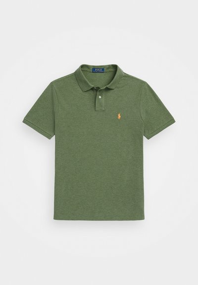 Grön polo skjorta tillverkad av mjukt tyg, med en klassisk krage, korta ärmar, tvåknapplåsning och en orange logotyp på bröstet.