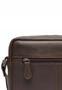 Borsa a tracolla in pelle marrone con scomparto con zip, texture liscia, bordi arrotondati e tracolla rimovibile.