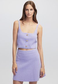 Lila twee-delige set van textuurstof, bestaande uit een cropped, knooptop met brede banden en een bijpassende flared rok.