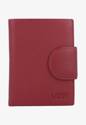 Rote strukturierte Lederbörse mit Druckverschluss. Besitzt ein geprägtes Logo und einen abgerundeten Deckel. Rechteckige Form, kompaktes Design für einfachen Transport.