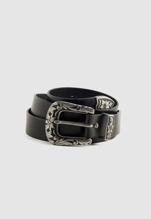 Ceinture en cuir noir avec une boucle en argent ornée de gravures florales. La ceinture est lisse et plate, avec un accent en argent près de la boucle.
