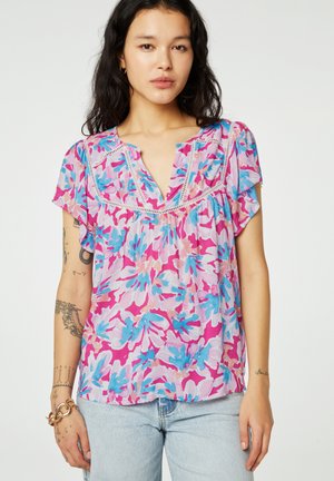 Bloes met bloemenmotief in roze, blauw en paars tinten; V-hals met geborduurde details; korte ruchesluiven; lichtgewicht stof.