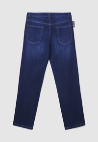 Jeans dritti blu scuro stesi, mostrando le tasche posteriori e i passanti della cintura, con un'etichetta di tessuto piccola sul lato della vita.