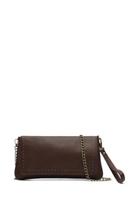 Clutch bag in cuoio marrone con finitura texturizzata, caratterizzata da borchie dorate lungo il bordo e una tracolla a catena rimovibile.