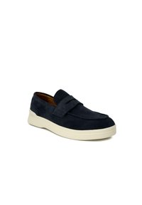 Scarpa slip-on in camoscio blu navy con punta rotonda, caratterizzata da una linguetta liscia e una suola in gomma color crema. Design minimalista senza hardware prominente.