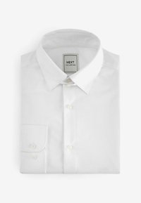 Weißes Hemd aus glattem Baumwollmaterial, mit klassischem Kragen, Knopfverschluss und Ein-Knopf-Manschetten, versehen mit einem Etikett mit der Aufschrift "NEXT TAILORING."