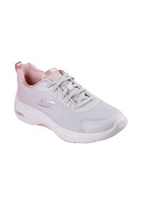 Zapatilla deportiva ligera con parte superior de malla gris, acentos en rosa, suela texturizada y un talón acolchado para mayor comodidad. Diseño con cordones para un ajuste seguro.