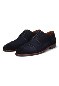 Chaussures en daim bleu marine avec une finition lisse, dotées d'un bout arrondi, d'un système de laçage et d'une semelle en cuir marron contrastante.