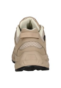 Baskets beiges avec tige en mesh et synthétique, col rembourré et semelle en caoutchouc texturée. Tirant à l'arrière pour un enfilage facile.