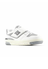 Weißer Sportschuh mit grauen Akzenten, aus Leder und Wildleder, im Niedrigschnitt-Design und Klettverschluss. Verfügt über eine strukturierte Sohle.