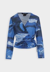 Top avvolgente a maniche lunghe blu con motivi astratti a onde in diverse tonalità di blu e bianco, caratterizzato da una vestibilità slim e una cintura regolabile in vita.