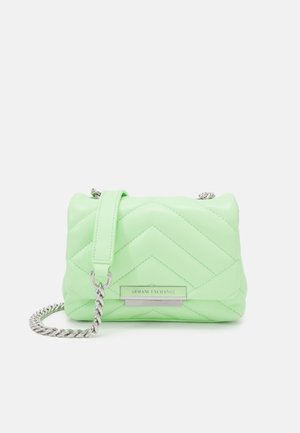 Petit sac à main matelassé vert clair avec bandoulière chaîne argentée et plaque métallique avec logo Armani Exchange à l'avant.