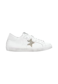 Sneaker bianco in pelle con due stelle decorative: una dorata scintillante e una bianca. Tallone texturizzato e suola in gomma. Design con lacci.