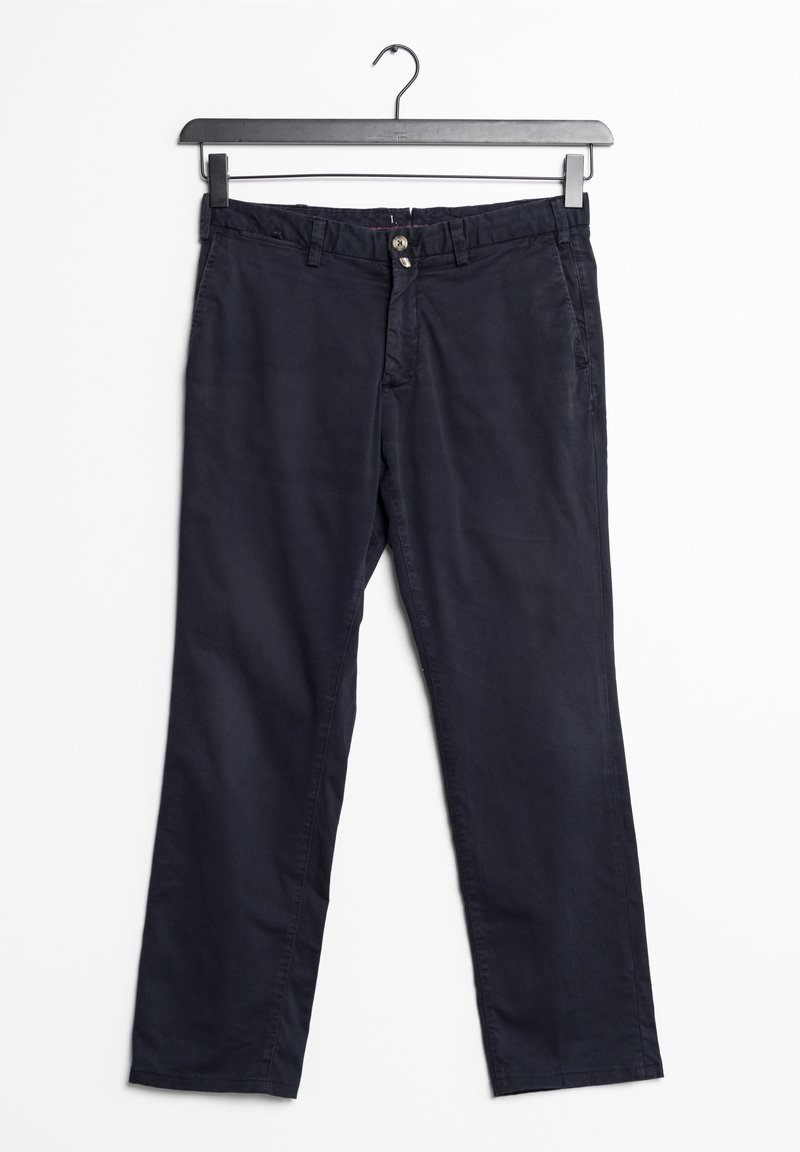 Pantalon décontracté bleu marine foncé accroché à un cintre noir sur fond blanc, vue de face montrant le bouton et les poches.