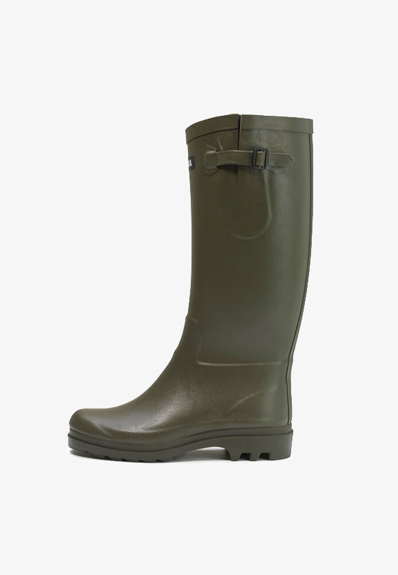 Botte en caoutchouc verte montante avec une finition mate, dotée d'une sangle latérale et d'un détail de boucle, semelle texturée pour l'adhérence et bout arrondi.