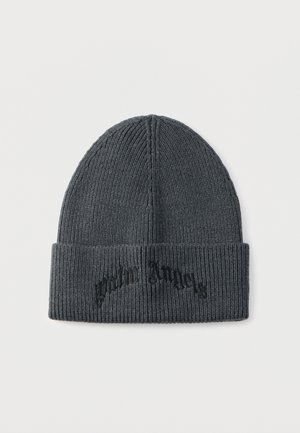 Gorro gris de punto con textura acanalada, con un puño doblado y texto bordado en negro en el frente. Material duradero y cálido.