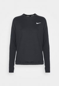 Musta pitkähihainen Nike-juoksupaita, jossa on pyöreä kaula-aukko ja valkoinen Nike-swoosh-logo vasemmassa rinnassa.