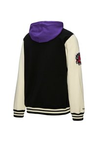 Kapuzensweatshirt mit schwarzem Körper, cremefarbenen Ärmeln und einer lilanen Kapuze, mit einem roten gestickten Logo und gestreiften Rippbündchen.