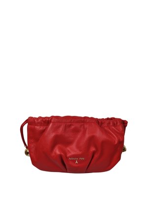 Clutch in pelle rossa con dettagli arricciati e logo tono oro "Patrizia Pepe" al centro davanti.