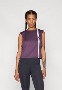 Μωβ αμάνικη αθλητική μπλούζα με λευκή ρίγα, κόψιμο σε κοντό μήκος και στρογγυλή λαιμόκοψη. Λείο ύφασμα, σχεδιασμένο για αθλητική χρήση.