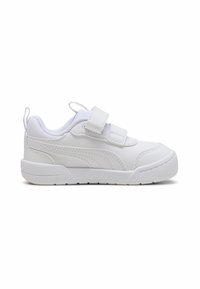 Chaussure de sport blanche avec une tige en cuir synthétique, un collier rembourré, une sangle Velcro et une semelle en caoutchouc texturé. Comprend des accents de couture subtils.