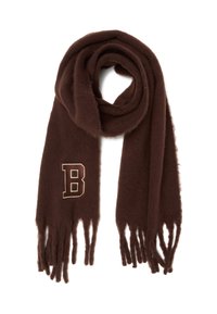 Bufanda de lana marrón con bordes flecados y una letra "B" bordada en un tono más claro, con un acabado suave y texturizado.