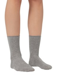 Calcetines de algodón grises con una textura suave, de longitud hasta la mitad de la pantorrilla, con puño doblado y un patrón de tejido uniforme. Sin logotipos ni adornos visibles.
