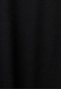 Gros plan sur un tissu en maille côtelée noire avec de fines lignes texturées verticales et un ombrage subtil.