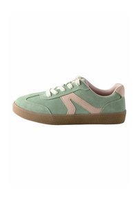 Grüne Wildleder-Sneaker mit pinken Akzenten, weißen Schnürsenkeln und einer strukturierten Gummisohle; zeichnet sich durch ein markantes Zickzackdesign an der Seite aus.