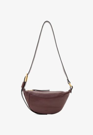 Sac à épaule en cuir bordeaux foncé au design incurvé. Comprend une fermeture éclair, une bandoulière réglable et des accents en métal doré.