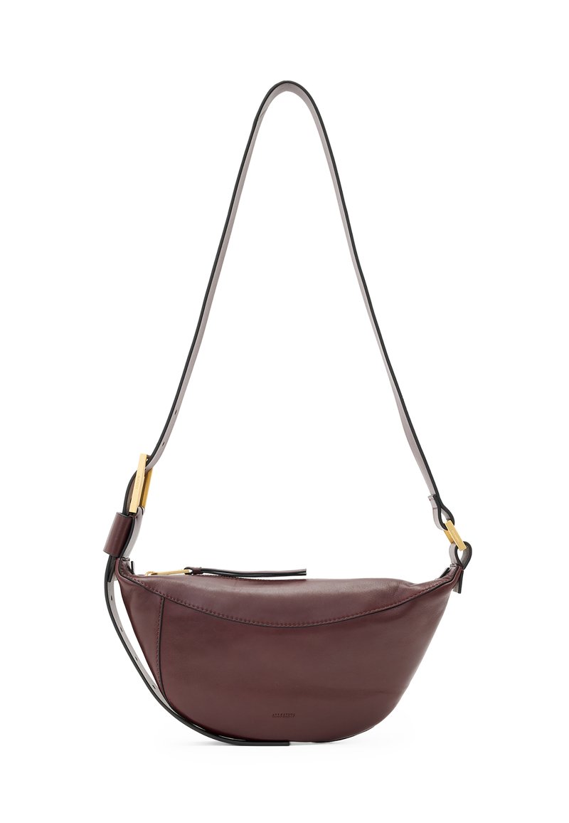 Borsa a spalla in pelle bordeaux scuro con un design curvo. Presenta una chiusura con zip, una tracolla regolabile e dettagli in metallo dorato.
