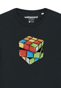 Zwarte t-shirt met een pixel-achtige Rubik's Cube ontwerp in rood, blauw, groen, geel en wit. Ronde hals, zachte stof, casual pasvorm.