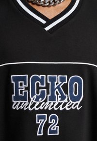 Juodas marškinėliai su baltais ir mėlynais siuviniais "ECKO unlimited 72", V formos iškirpte ir baltais akcentais ant apykaklės.