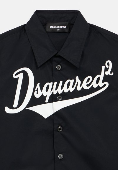 Μαύρο πουκάμισο με κουμπιά, κατασκευασμένο από απαλό ύφασμα, με έντονο λευκό λογότυπο «Dsquared²» και κλεισίματα με κουμπιά μπροστά.