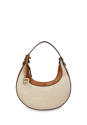 Beige geflochtene Handtasche in Halbmondform mit braunen Lederbesätzen, einem einzigen oberen Griff, goldenem "P"-Anhänger und Picard-Logo auf der Vorderseite.