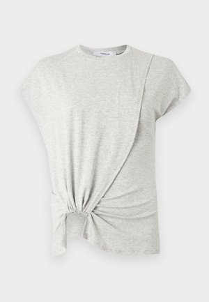 Helehall lühikeste varrukatega pluus ümmarguse kaelusega ja eesasu keeratud sõlm, valmistatud pehmest kootud kangast.