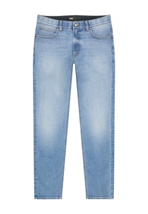 Jean en denim bleu clair avec un effet délavé, design à cinq poches, fermeture par bouton et fermeture éclair, et étiquette de la marque Lee sur la ceinture.