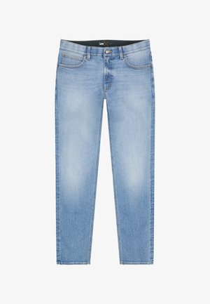 Jean en denim bleu clair avec un effet délavé, design à cinq poches, fermeture par bouton et fermeture éclair, et étiquette de la marque Lee sur la ceinture.