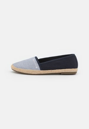 Dame slip-on espadrille sko med navy canvas bagpå, stribet navy og hvid foran, og flettet jutesål på hvid baggrund.