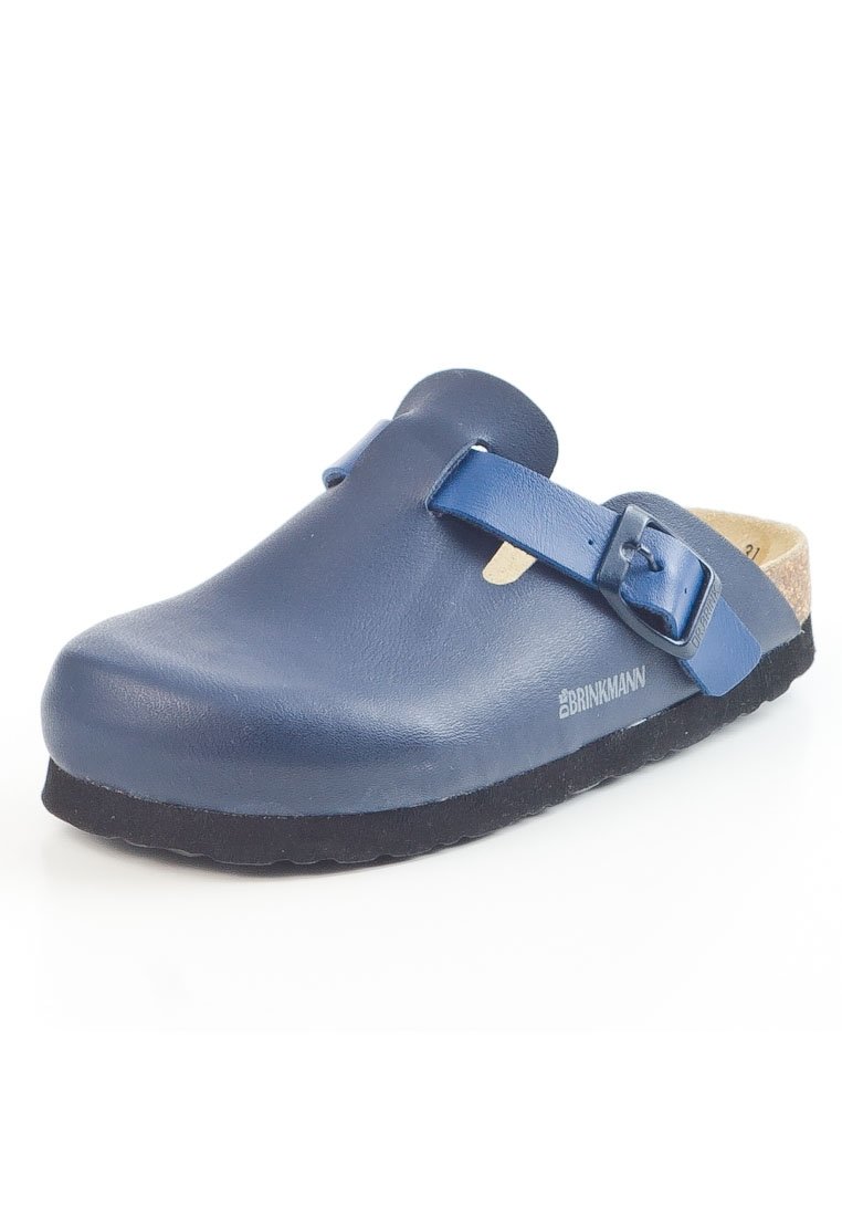 Zoccolo in pelle blu con punta arrotondata, cinturino regolabile e soletta in sughero. Suola in gomma nera texturizzata con un dettaglio di branding discreto.