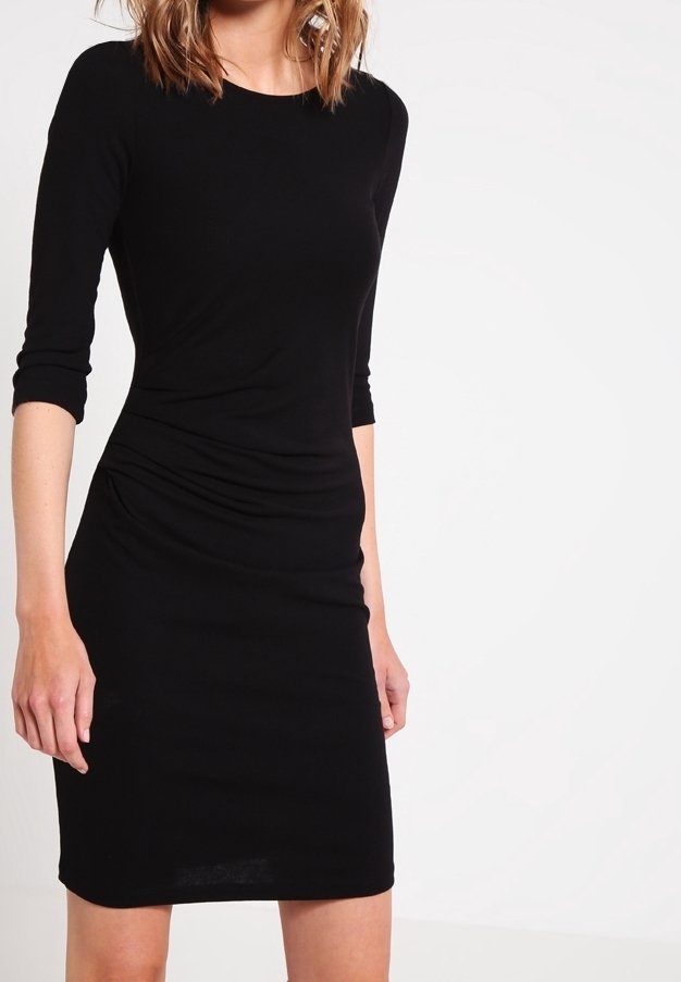 Robe noire à manches longues avec une silhouette ajustée et un détail froncé sur le côté, en tissu doux et extensible.