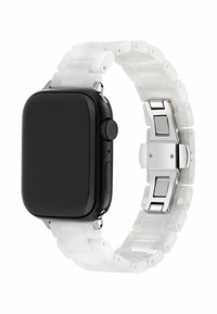 Smartwatch con cassa rettangolare nera, cinturino in plastica bianca a maglie, dettagli in metallo argentato, pulsante laterale rosso e superficie liscia.