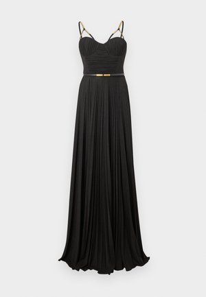 Sort gulvlange kjole med rynket overdel, tynde justerbare stropper og et slankt bælte med guldlås i taljen.