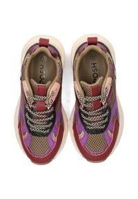 Une paire de baskets multicolores pour enfants avec un mesh beige, des accents en cuir violet et burgonde, des lacets à motifs et des semelles épaisses beiges, taille 32.