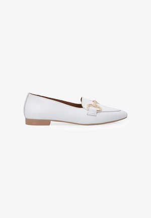 Weiße Lederloafers mit spitz zulaufender Schuhspitze, ausgestattet mit einer dekorativen Schnalle in Goldton und einer flachen, braunen Sohle. Glatte Oberfläche ohne sichtbare Muster.