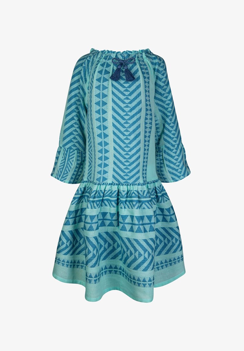 Robe bleue à motifs présentant un design géométrique, décolleté froncé avec des franges, manches trois-quarts et jupe évasée.