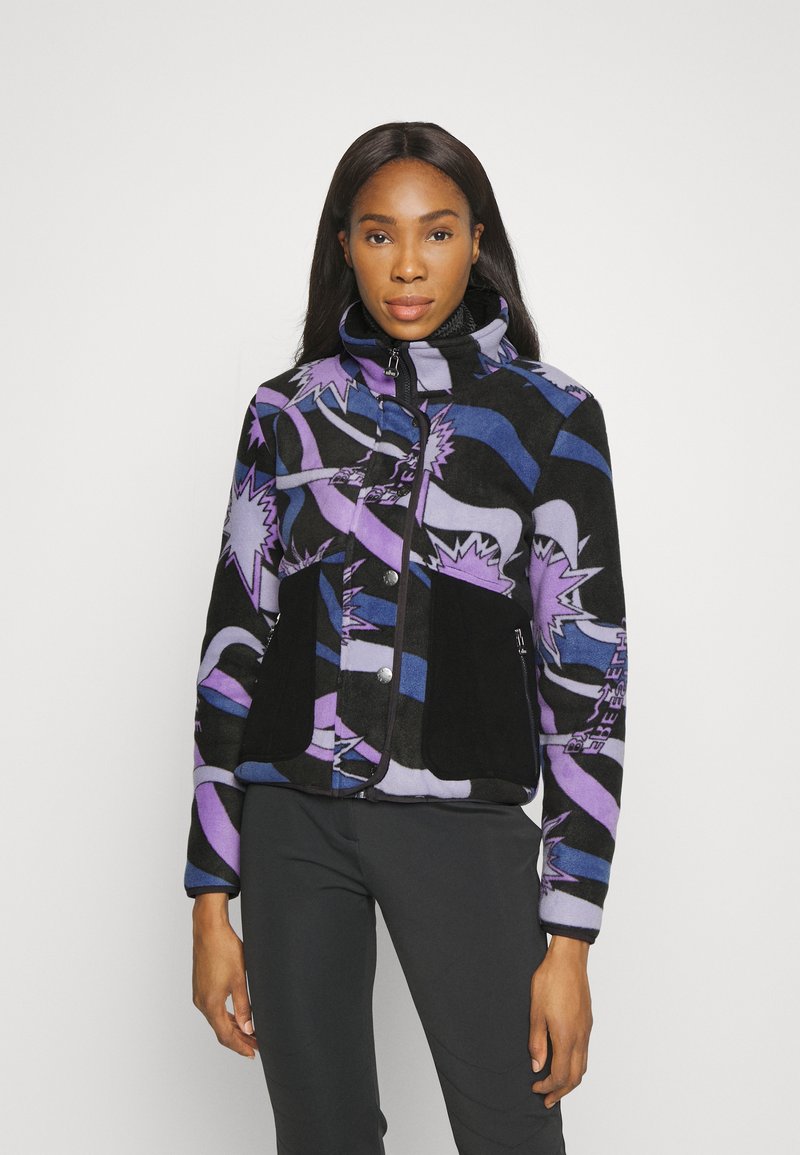 Fleecejack met een kleurrijk abstract patroon in paars en zwart, met een hoge kraag en voorzakken. Glad textuur, ritssluiting.