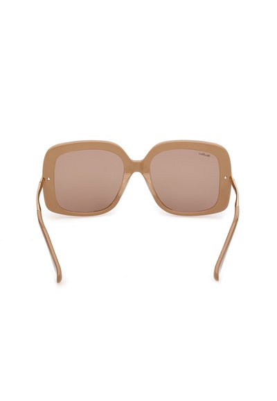 Lunettes de soleil carrées oversize marron avec verres teintés assortis et fines branches incurvées posées sur un fond blanc.