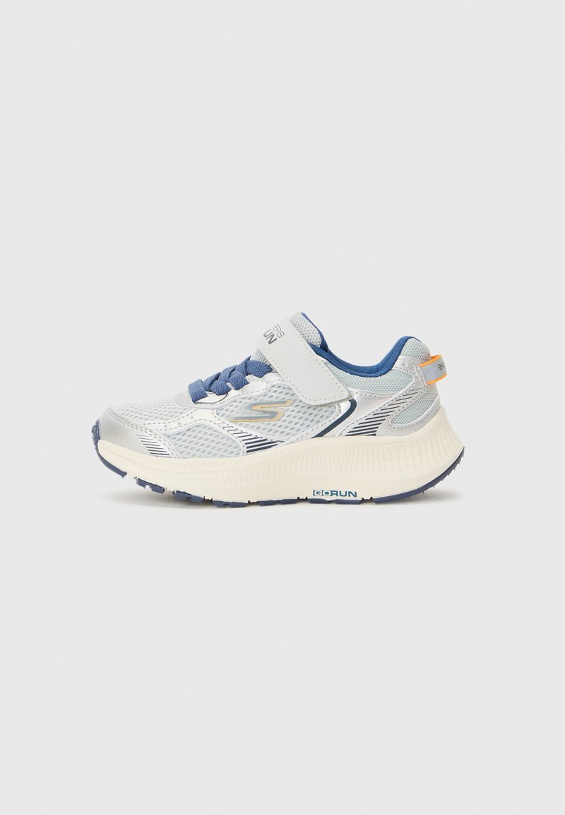 Sneaker med en sølv mesh-overdel, blå accenter, justerbar strop og struktureret hvid mellemsål. Har en gummisål for bedre greb.